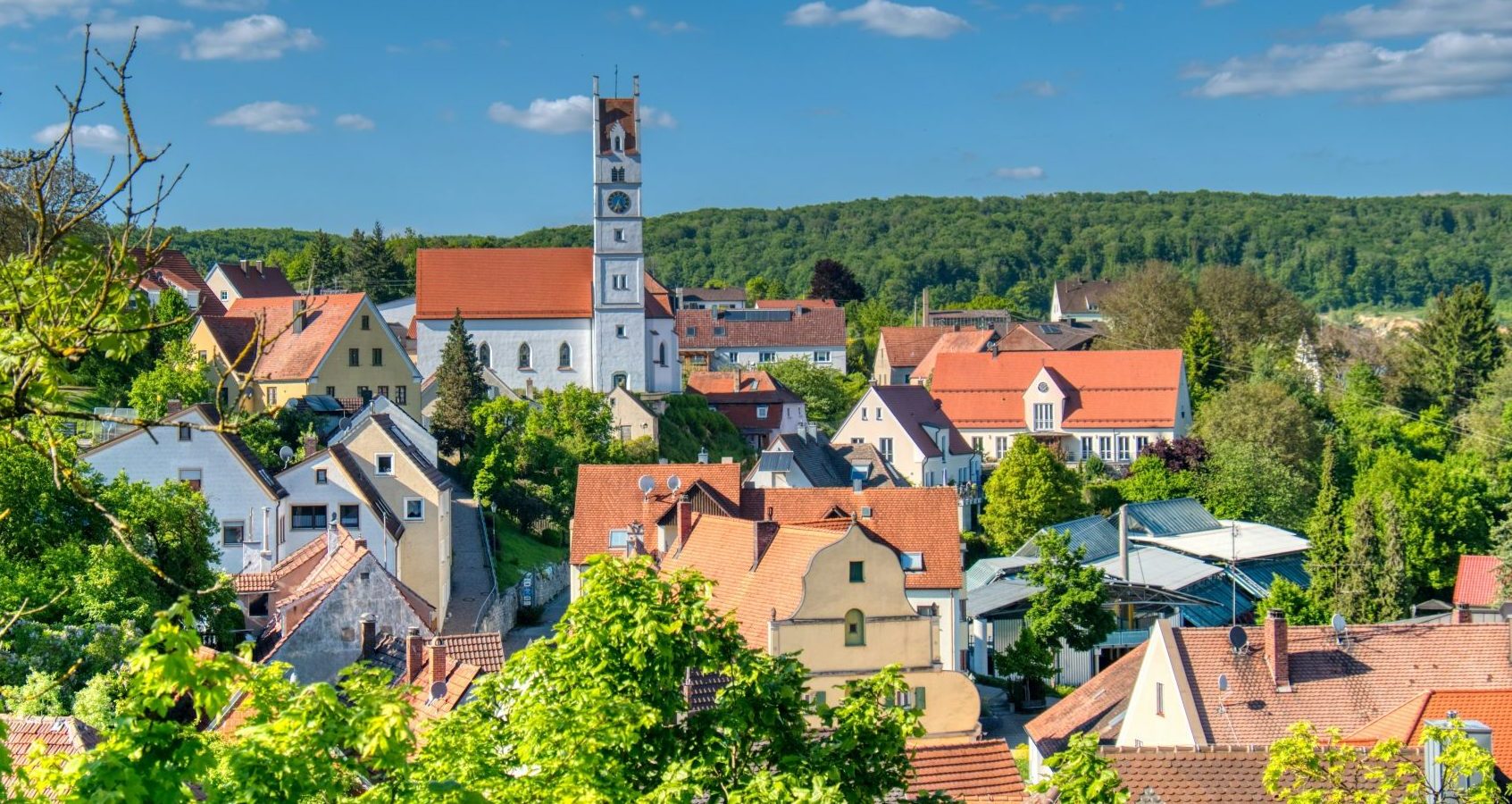Eine charmante europäische Stadt mit farbenfrohen Dächern.
