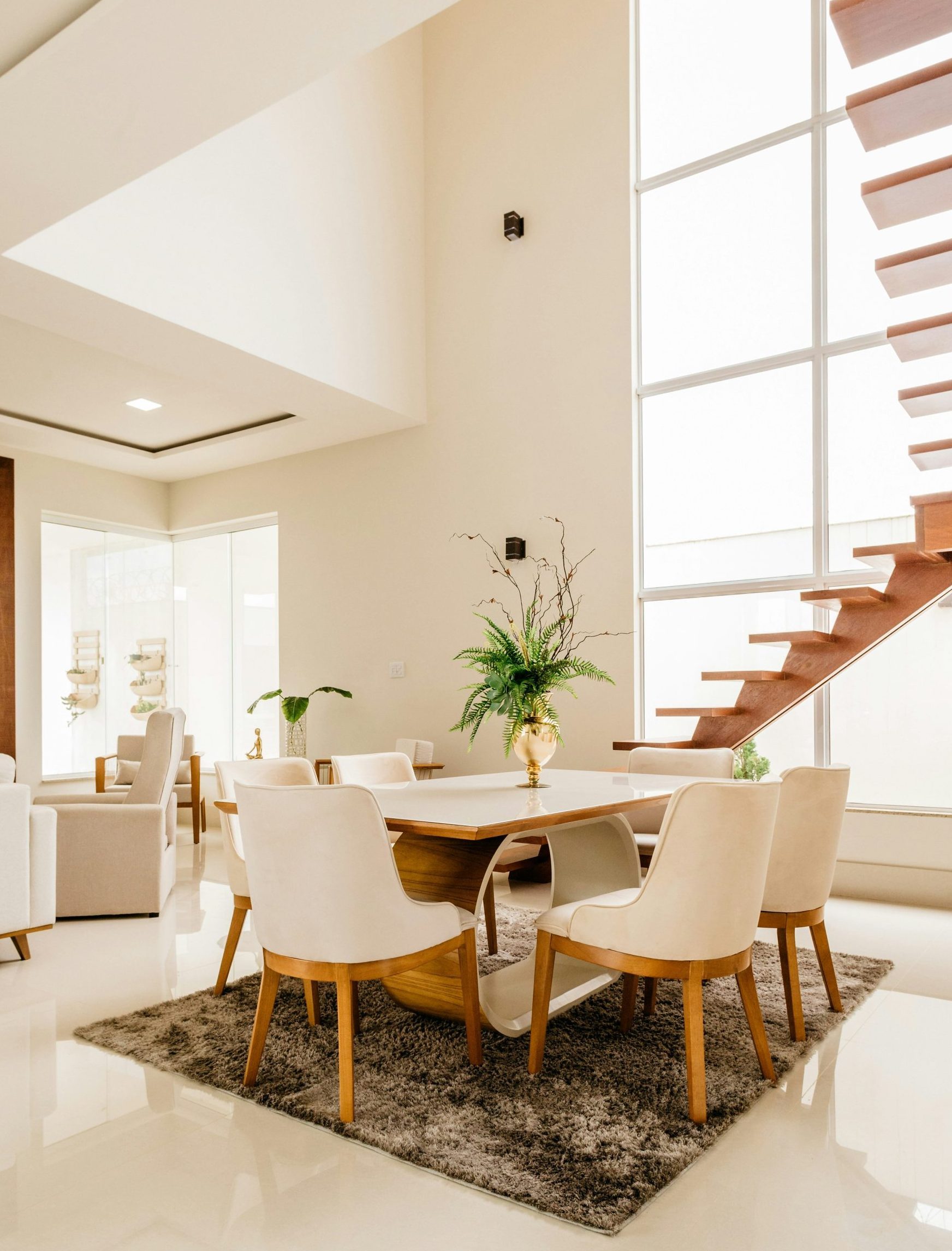 weißer und brauner Holztisch und Stühle